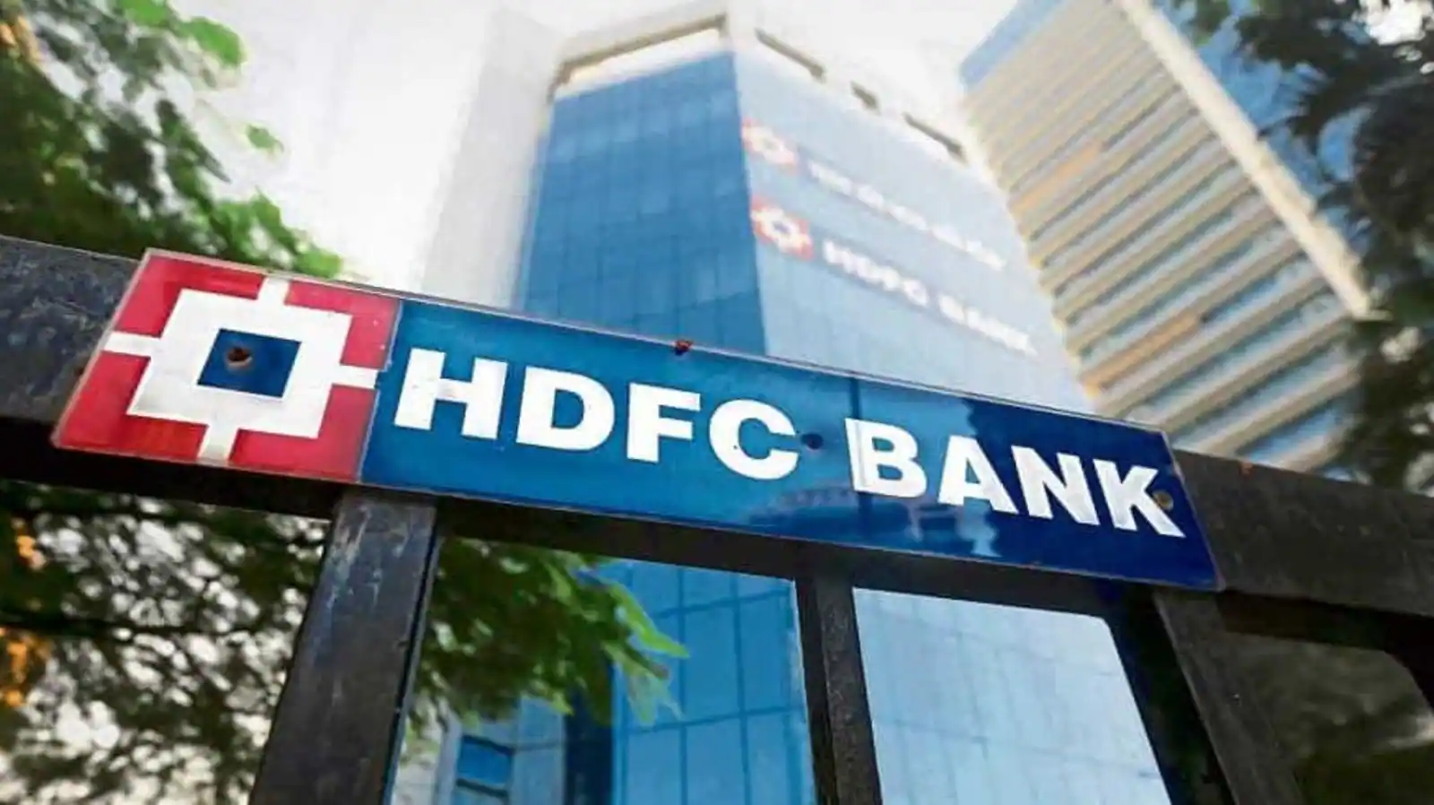HDFC வங்கி தலைவர் அத்தானு சக்ரவர்த்தி திடீரென ராஜினாமா